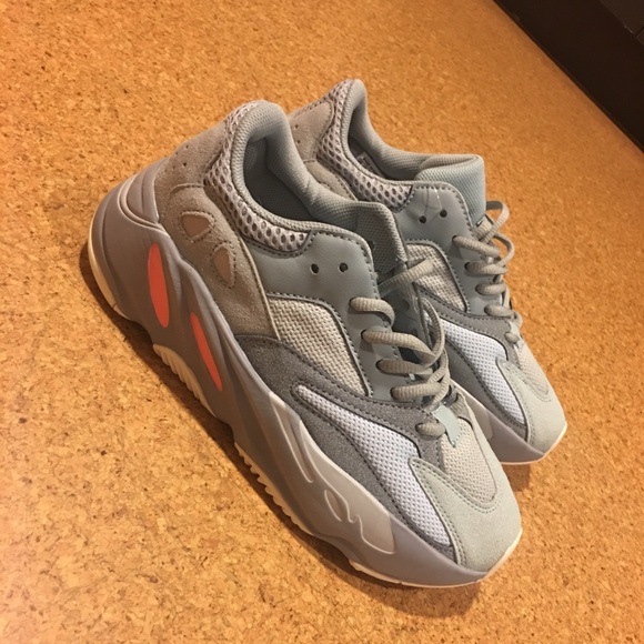 Yeezy Boost 700 - Picture 3 of 8
